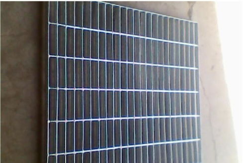 河北安平唯佳栅栏防护网厂 热镀锌钢格板的卓越制造与应用